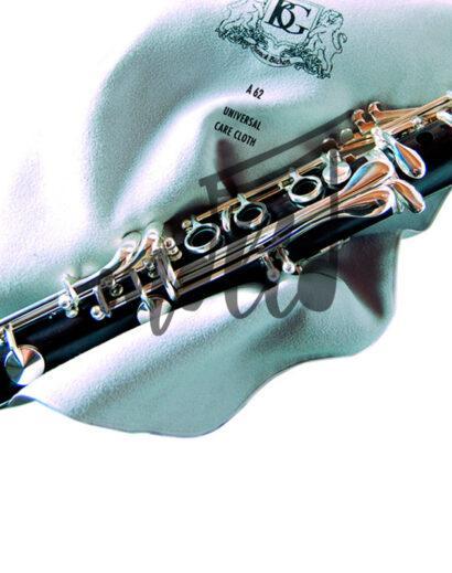 147-A62-UNIVERSAL-CARE-CLOTHS-MICROFIBRE-IN-USE-CLARINET-(1) Limpiador de Clarinete microfibra