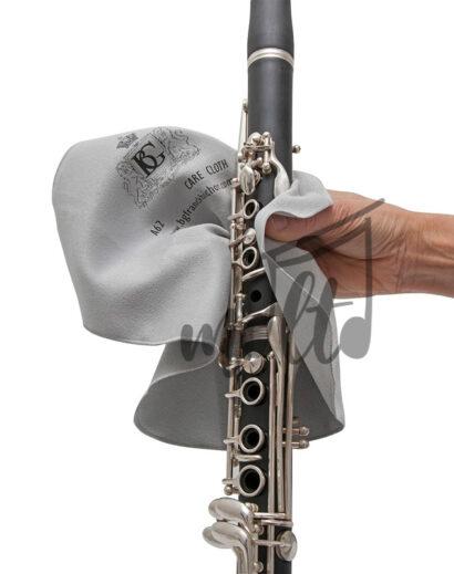 147-A62-UNIVERSAL-CARE-CLOTHS-MICROFIBRE-IN-USE-CLARINET-(2) Limpiador de Clarinete microfibra