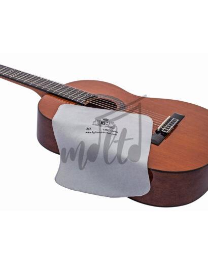 147-A62-UNIVERSAL-CARE-CLOTHS-MICROFIBRE-IN-USE-GUITAR-(1) Limpiador de Guitarra microfibra