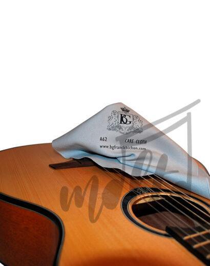 147-A62-UNIVERSAL-CARE-CLOTHS-MICROFIBRE-IN-USE-GUITAR-(5) Limpiador de Guitarra microfibra