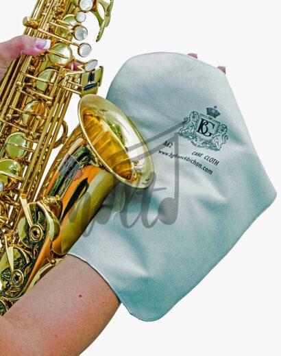 147-A62-UNIVERSAL-CARE-CLOTHS-MICROFIBRE-IN-USE-SAX-(2) Limpiador de trombones microfibra