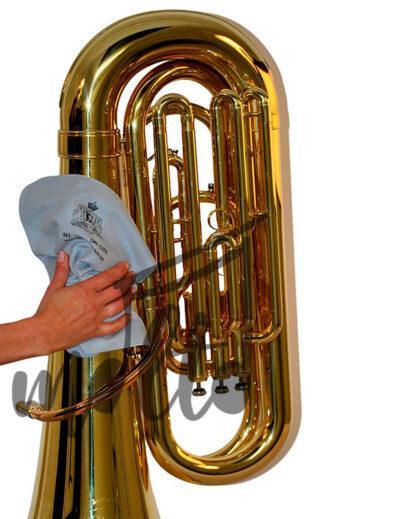 147-A62-UNIVERSAL-CARE-CLOTHS-MICROFIBRE-IN-USE-TUBA-BRASSWIND-(1) Limpiador de trombones microfibra